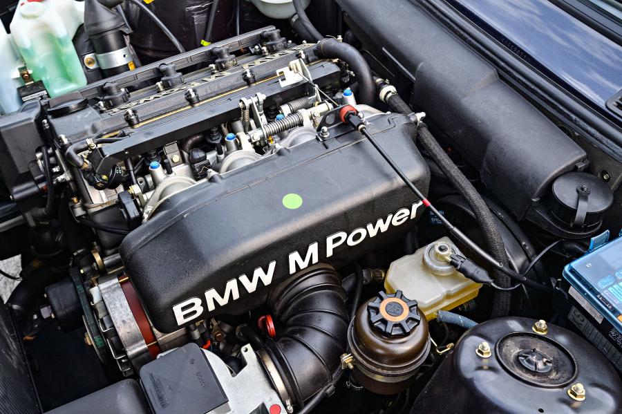 Моторный отсек BMW M3 Convertible (E30) 1988 года  (фото 24 из 42)